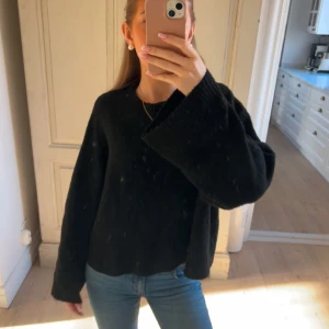 Svart stickad tröja - Säljer en svart stickad tröja med långa ärmar! 