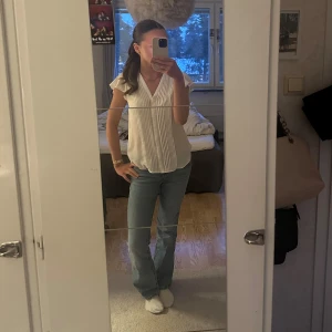 Jeans från Levi’s - Säljer snygga low waist jeans från Levi’s. Använda 2 gånger så inga defekter❣️storlek W24 L30