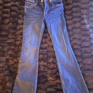 Midnight Blue Bootcut Jeans - Snygga low waist bootcut jeans från Gina tricot! Dem är nya med prislapp kvar. Säljer då dem tyvärr är för korta för mig. Pris kan diskuteras💖