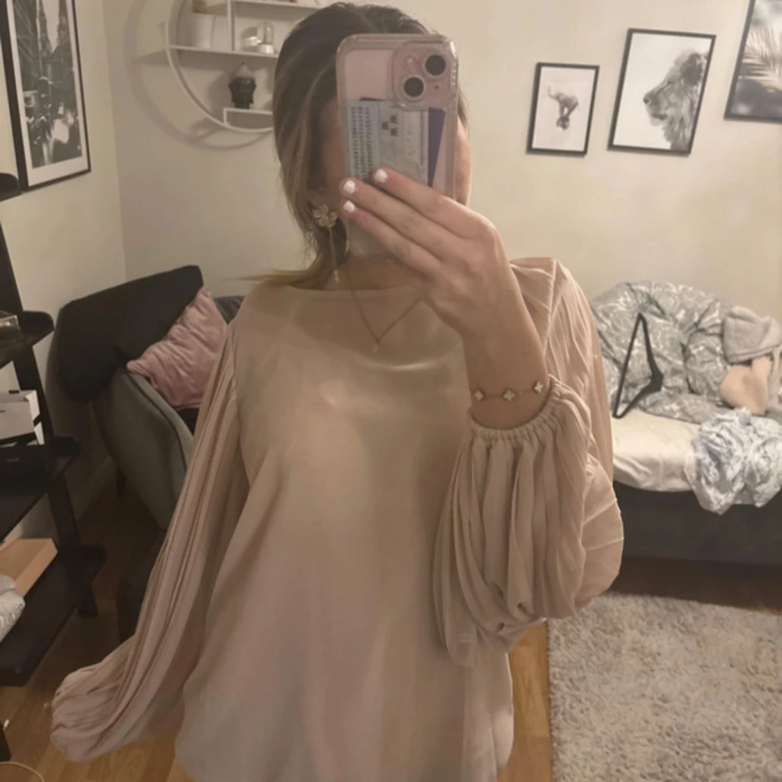 Beige blus med volangärmar - 1