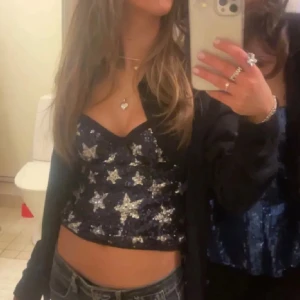 Glittrig korsett intimissimi - !!Första bilden är lånad!! Jättefin festtopp från intimissimi. Lappen med storlek är bortklippt men den passar mig som brukar ha xs/s!💗