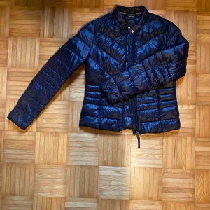 Svart pufferjacka med dragkedja - Snygg svart pufferjacka med dragkedja framtill. Ställ gärna frågor!