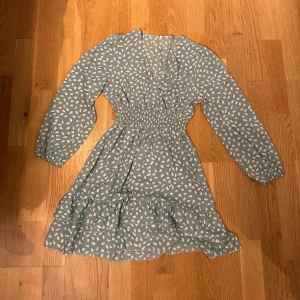 Grön klänning  - Grön klänning med vita detaljer, storlek S