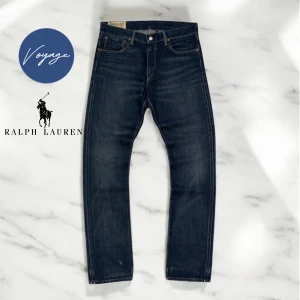 Mörkblå jeans från Ralph Lauren - Säljer ett par snygga och sällsynta jeans från Ralph Lauren. Jeansen har en stilren look och är perfekta för avslappnad stil. Priset ej hugget i sten🪨 Skriv angående funderingar 😉