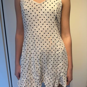 Vit prickig klänning från H&M Divided - Söt vit klänning med svarta prickar från H&M Divided. Perfekt för en sommaren!🤩