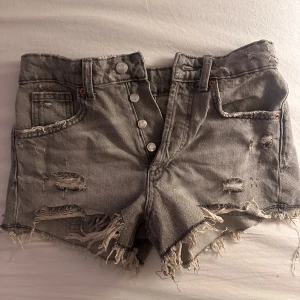 Grå jeansshorts från Zara - Snygga grå jeansshorts från Zara i storlek 32💞