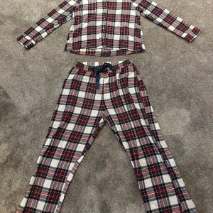 Mysset från Hunkemöller  - Ett flanel mysset från Hunkemöller i storlek M. Använd fåtal gånger och köpt 2023. 99% bomull i både överdel och underdel. Skjorta med knappar och visa byxor. Super mysig💗