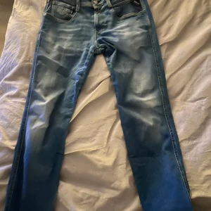 Blå jeans från Replay - Säljer ett par riktigt schyssta replay anbass jeans i storlek 28/30. De är i toppskick, bara att höra av er om ni har frågor. Mvh/Milo