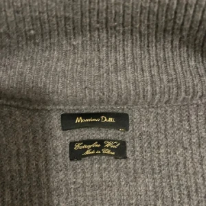 Grå stickad tröja med huva från Massimo Dutti - Säljer en stilren grå stickad tröja från Massimo Dutti 