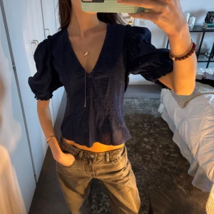 Marinblå topp - Så fin  marinblå topp från Samsøe Samsøe!