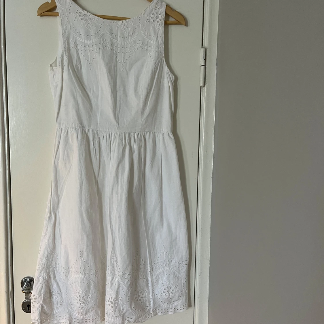 Vit ärmlös klänning med broderi