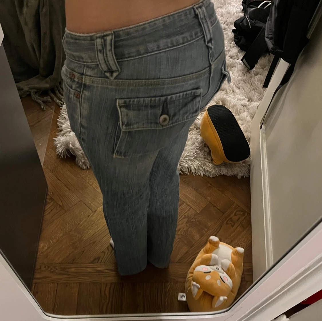 Blå jeans med fickdetaljer - 1