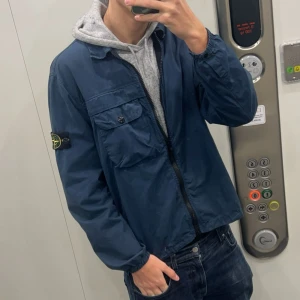 Stone island jacka - Intressekoll på min feta stone island jacka😍😍 Buda Elr byte! Skick e dunder, storleken L men sitter som M. 