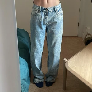 Eytys Benz jeans - Storlek: W26/L34 unisex! Lite stora i midjan på mig så sitter kanske inte jättesnyggt på bilden😅 Eytys benz jeans, knappt använda. Nyskick