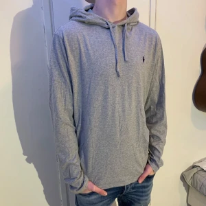 Grå hoodie från Ralph Lauren - Säljer en grå hoodie från Ralph Lauren. Storlek L i mycket bra skick!