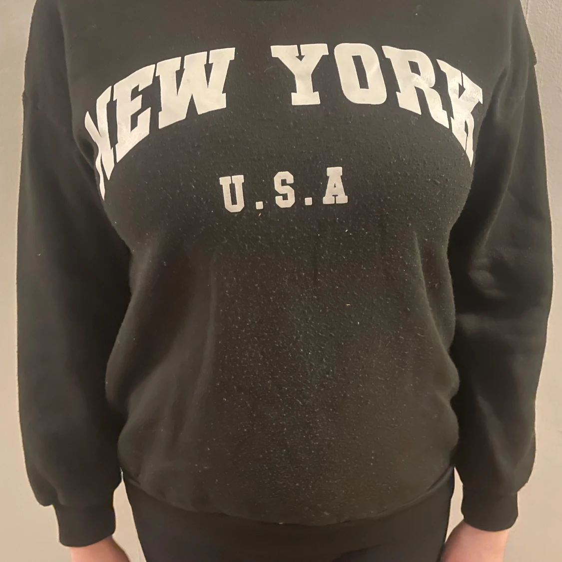 Svart sweatshirt med text - 1