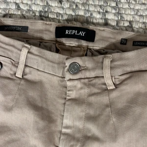Beige shorts från Replay - Seljer ett par snygga beige shorts från Replay, då jag vuxilt ut dem. Byxorna är i storleken 29 och är i inprincip nyskick skriv gärna om ni har några andra frågor 