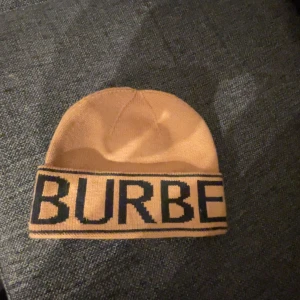 Beige mössa från Burberry - Mössa från burberry säljer då jag inte vill ha den köp!!!!!