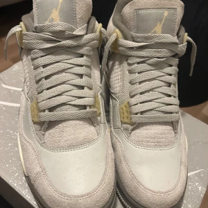 Air Jordan 4 Retro SE - Snygga Air Jordan 4 Retro SE i en stilren grå färg med detaljer i beige. Skorna har en klassisk snörning och är tillverkade i en kombination av mocka och syntetmaterial. Perfekta för dig som älskar sneakers med en tidlös design. Använt 2 gånger, eftersom de är lite stora. Dm för fler bilder!