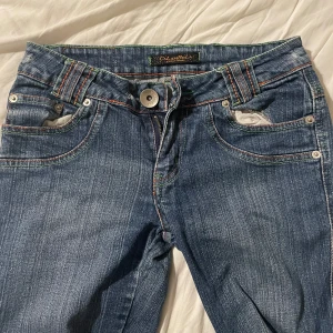 Ett par skitsnygga låmidjade bootcut jeans  - Ett par unika lowwaisted bootcut jeans! Jag skulle säga att de är i storlek xs  och hade passat någon som är runt 158-160 cm lång. Dock är de klippa där nere. Skriv för mer frågor! Pris kan diskuteras!  