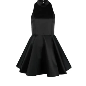 Svart ärmlös klänning - Snygg svart klänning med hög hals och ärmlös design. Den har en kort, utsvängd kjol och en öppen rygg som ger en elegant look. Perfekt för en kväll ute!.Har använt den några få gånger köpte den 3100 säljer den för 1000!