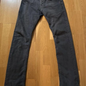 Dondup jeans w30-31 - Dondup jeans i en snygg grå färg med en straight passform. Storlek 31 midja, men upplevs mer som 30. kommer från ett rök och djurfritt hem. Köpes i befintligt skick! Meddela om mer detaljer.