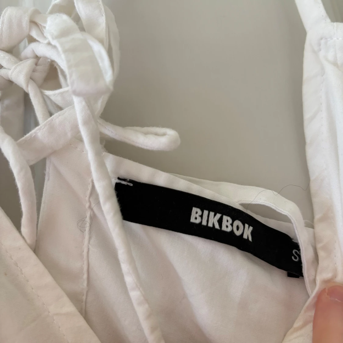 Vit sommarklänning med knytband - 4