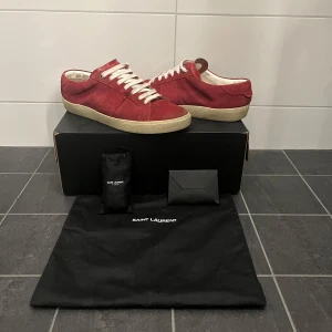 Saint Laurent skor - Snygga saint Laurent skor | färg : röd | kondition : 7/10 | storlek : finns tyvärr en lite defekt! 42/43👍💯