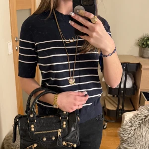 Blå stickad tröja💙 - Blå stickad tröja med vita ränder(Säljet även en vit med svarta ränder- finns på min profil)❤️St s!