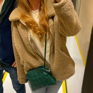 Teddy jacka - Super gosig jacka från h&m! Jätte fint skick.