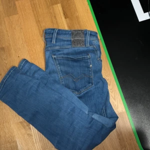 Replay jeans - Replay anbass med naturliga slitningar. Pris kan diskuteras. Hör av dig vid frågor eller fler bilder!