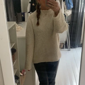 Beige stickad tröja - Snygg fin stickad tröja