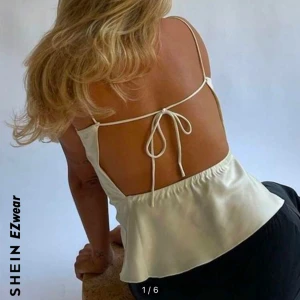 Vit linne från SHEIN - Snygg vit linne från SHEIN med tunna axelband och öppen rygg med knytning. Perfekt för varma dagar och kan enkelt matchas med olika outfits. Helt oanvänd i storlek XS🤍