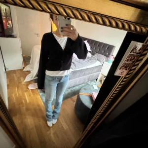 Marinblå kofta - Marinblå kofta som är använd max 2 gånger. Jätteskön och supersnygg. Lång i armarna och gosig. 💙💙💙