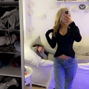 Svart fin topp - Snygg svart topp med knappar  med lång ärm och v-ringning. Perfekt för en stilren look. Passar bra till jeans eller kjol. Skriv för fler bilder ❤️