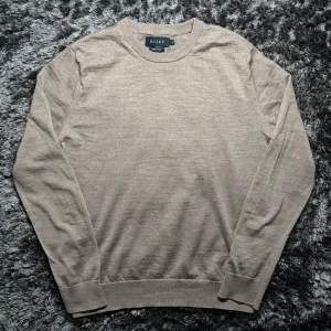 Merinoull tröja - Beige Merino ull tröja från Riley | Skick 9/10, hål i vänsterarmen men syns inte | Storlek M | Skicka frågor vid funderingar om plagget | Köpare står för frakten 