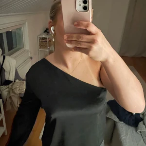 Svart oneshoulder topp från Gina Tricot - Snygg svart oneshoulder topp från Gina Tricot i storlek 36. 