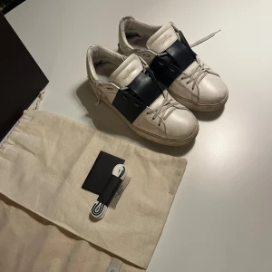 Valentino open (blå) - Snygga valentino open blu med hyfsat bra skick 7/10. Storleken är 41 med passar även 42. Du får med allt OG som visas på bilden. Har du några frågor tveka inte att kontakta mig😁