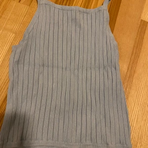 Blå ribbad linnetopp från H&M - Säljer en stilren blå ribbad linnetopp från H&M. Strl 134, fint skick! 