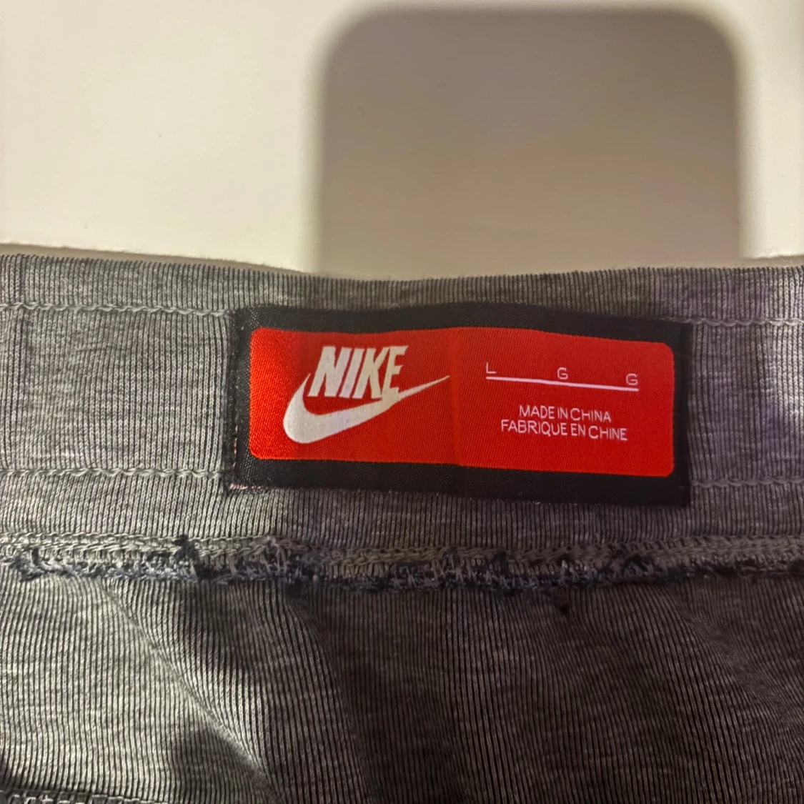 Grå mjukisbyxor från Nike - 2