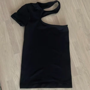 Helmut Lang  - Helmut lang cut-out tshirt storlek XS/S (men jag tycker den sitter mer som S/M). Endast testad