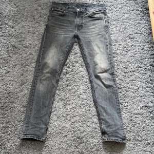 Grå jeans från Nudie Jeans - Snygga grå jeans från Nudie Jeans, modell Lean Dean/ slim fit. Fint använt skick.✅ 