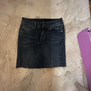 Minikjol blå - Säljer en minikjol i st xs, i fint skick pris kan diskuteras vid snabb affär. Säljer för 250kr