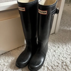 Stövlar - Gummistövlar från Hunter i glansig finish.