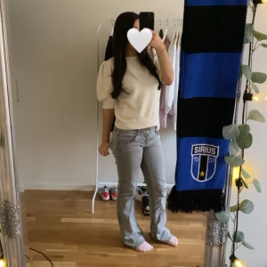 Beige kortärmad topp - Säljer en stilren stickad beige topp med korta ärmar. Du kan ha den på sommaren med kjol samt på vintern med jeans.