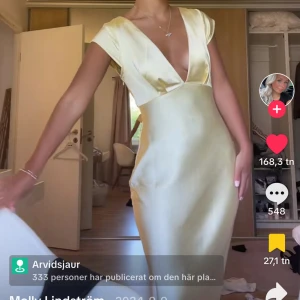 Champagnefärgad långklänning med djup v-ringning - Elegant gul långklänning från HelloMolly med djup v-ringning och korta ärmar. Första två bilderna är lånade💕