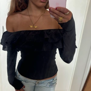 Off shoulder volang topp  - Så söt off shoulder volang topp perfekt på fest! Jag är 168 och det är mina bilder, köp via köp nu direkt eller Swish, kvar tills markerad som såld ❤️
