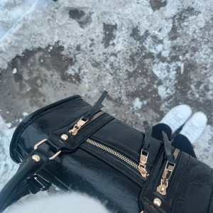 Skitsnygg handväska! - Jättefin väska med vintage känsla som liknar citybag väskorna! Med guldkedja 🥰säljer då den inte används, första två bilderna är inte mina!