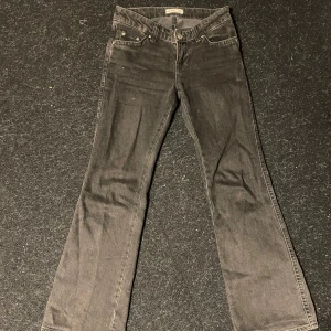 Svarta lågmidjade bootcut jeans - Snygga svarta lågmidjade bootcut jeans med klassisk femficksdesign från Gina Tricot . De har en bekväm passform och passar till allt! Storlek 34 men passar och storlek 36💕