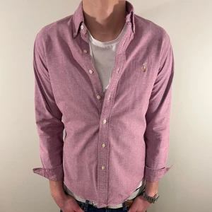 Ljuslila Ralph Lauren skjorta - Nu säljer vi ännu en fet polo skjorta som passar till alla tillställningar! OBS Skjortan har ett litet fel vid sömmarna i vid axeln vilket gör att vi sänker priset! skjortan är annars i mycket bra skick! Du ska kunna uttrycka stil utan att det kostar för mycket!🕺🍾💼🤩  Storlek👔: M Nypris💰: ca 1499kr